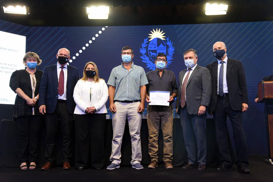Empresa beneficiaria recibe certificado de las autoridades: Bevegni Hnos. SRL Empresa beneficiaria recibe certificado de las autoridades: Bevegni Hnos. SRL