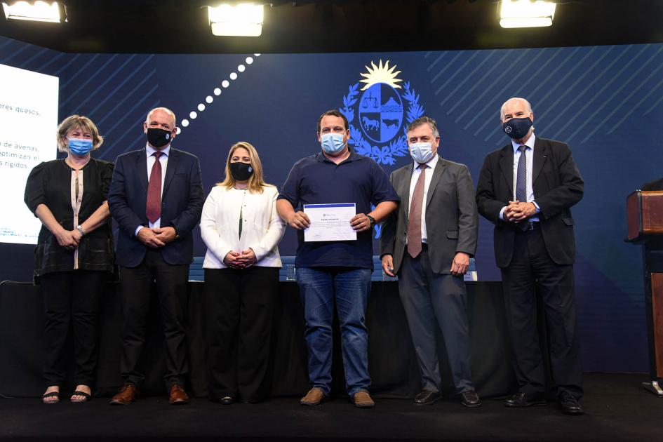 Empresa beneficiaria recibe certificado de las autoridades: Infusiones SA Empresa beneficiaria recibe certificado de las autoridades: Infusiones SA