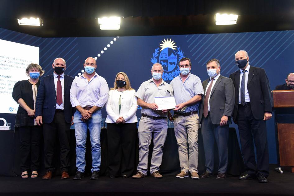 Empresa beneficiaria recibe certificado de las autoridades: Chacinados La Marcelina SRL Empresa beneficiaria recibe certificado de las autoridades: Chacinados La Marcelina SRL