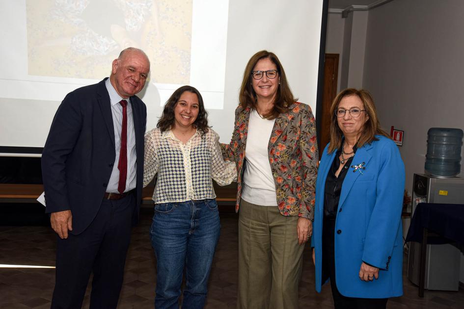 María Zito, de Osa Mayor María Zito posa, de pie, junto a Facio, Verri y Bottero