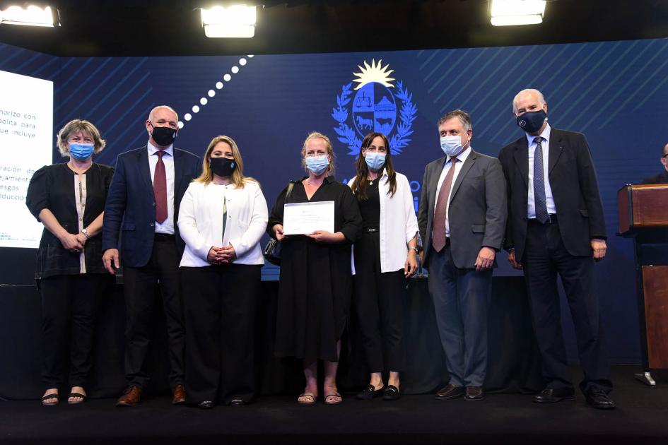 Empresa beneficiaria recibe certificado de las autoridades: Bodega Artesana Empresa beneficiaria recibe certificado de las autoridades: Bodega Artesana