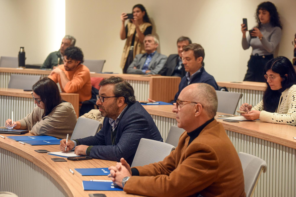 Presente y futuro de la industria farmacéutica en Uruguay y su relación con el sector de la salud Público sentado observa hacia adelante.
