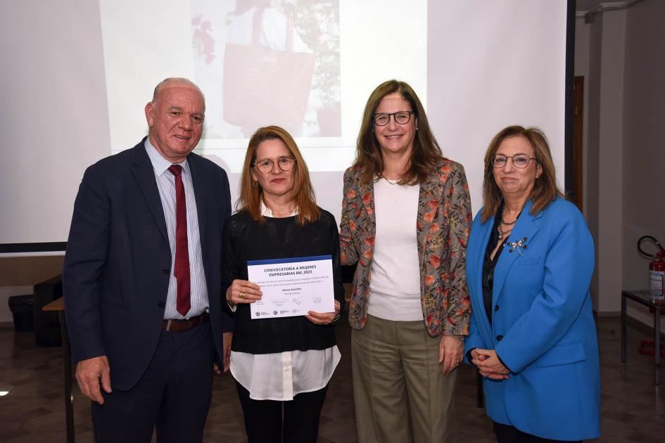 Silvina Santillán, de Trendy Cueros Silvina Santillán sostiene el diploma junto a Facio, Verri y Bottero; detrás, pantalla