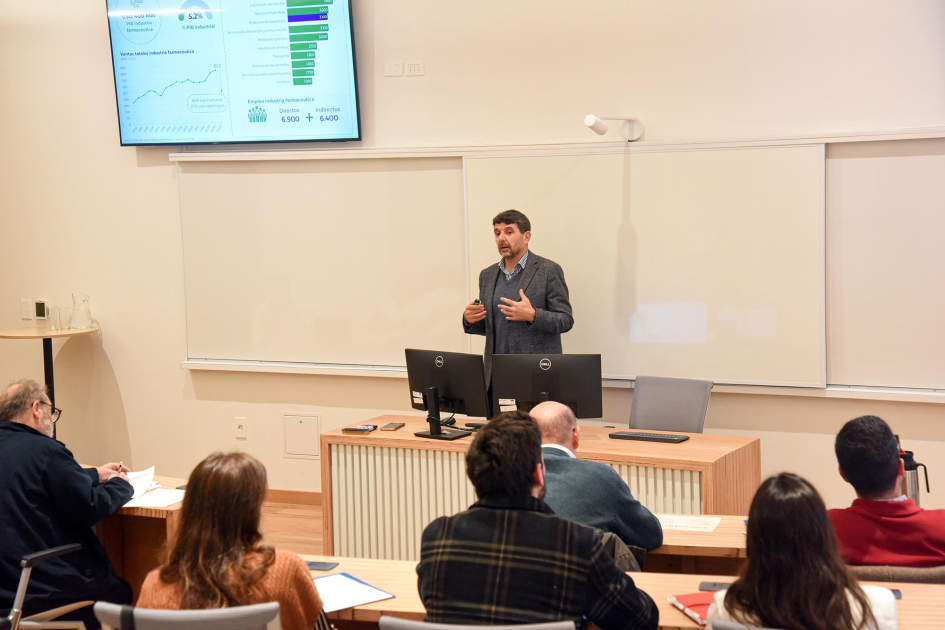 Presente y futuro de la industria farmacéutica en Uruguay y su relación con el sector de la salud Sebastián Pérez, asesor económico de la Cámara de Industrias del Uruguay, expone ante el público.
