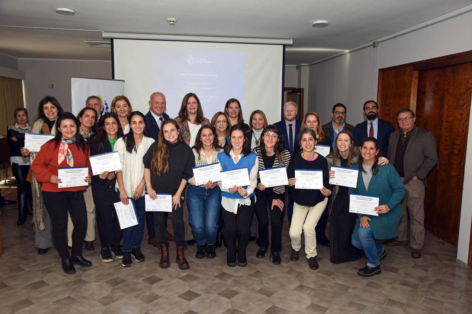 Empresarias ganadoras de la convocatoria 8M dialogaron con autoridades Empresarias, con diplomas, y autoridades posan de pie; detrás, pantalla