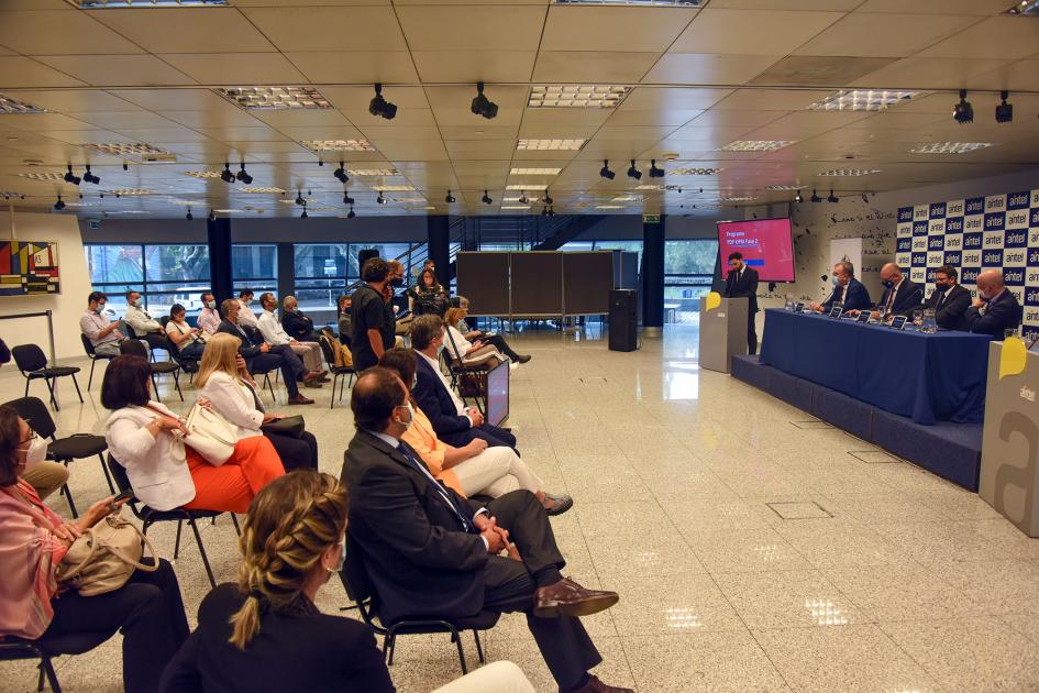 Público y mesa de autoridades A la izquierda se ve el público y, a la derecha, la mesa de autoridades