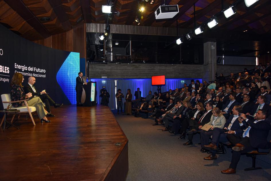 Foto de perfil; a la derecha, el público; a la izquierda, el escenario