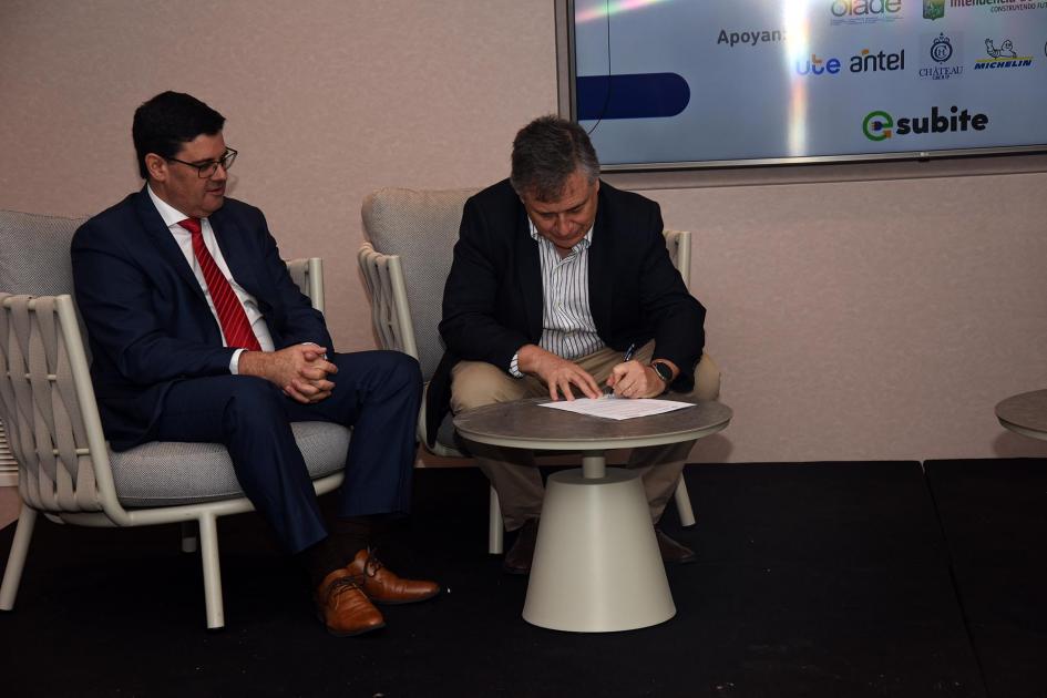 Ministro Paganini y director Cantero en la firma de documento de cooperación con Gobierno de Jujuy Paganini firma junto a Cantero