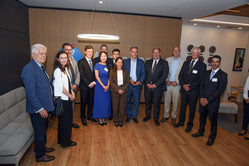 Autoridades uruguayas y neocelandesas y representantes de la empresa dialogaron en la inauguración Autoridades y representantes de la empresa, de pie