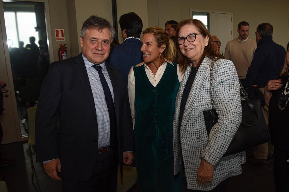 El ministro Omar Paganini asistió a la actividad Paganini junto a dos mujeres; detrás hay más personas