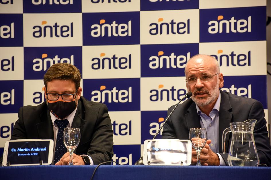 Javier Solari, de UPM Habla Javier Solari, de UPM, en mesa de autoridades