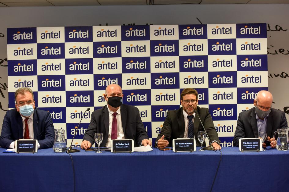 Martín Ambrosi, de ANDE Habla Martìn Ambrosi en la mesa de autoridades