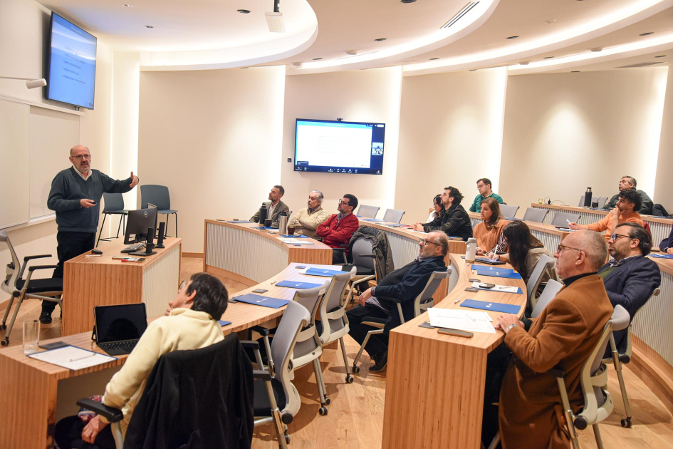 Presente y futuro de la industria farmacéutica en Uruguay y su relación con el sector de la salud Daniel Oliveri, Vicerrector Administrativo de la Universidad ORT, expone ante el público.