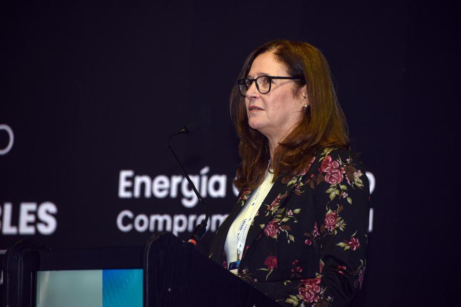 Ministra Elisa Facio,; detrás, logo del evento