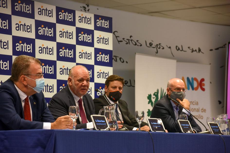 Subsecretario del MIEM, Walter Verri Habla el subsecretario Walter Verri en la mesa de autoridades