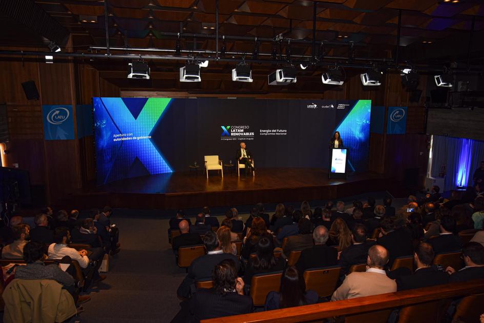 Al fondo, escenario en el que habla la ministra; más cerca, el público, de espaldas