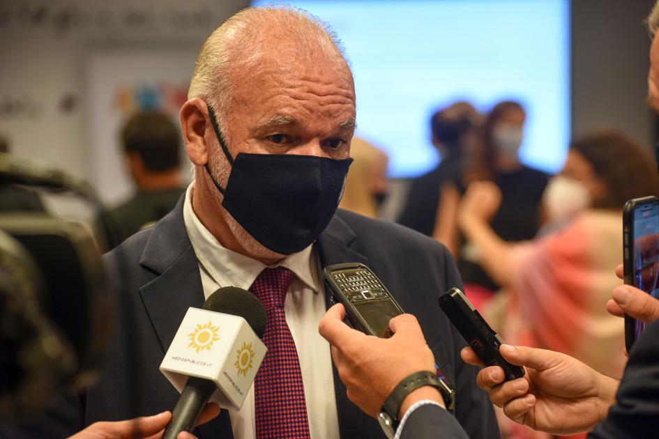 El subsecretario Walter Verri dialogó con la prensa Subsecretario Walter Verri dialoga con la prensa; se ven micrófonos