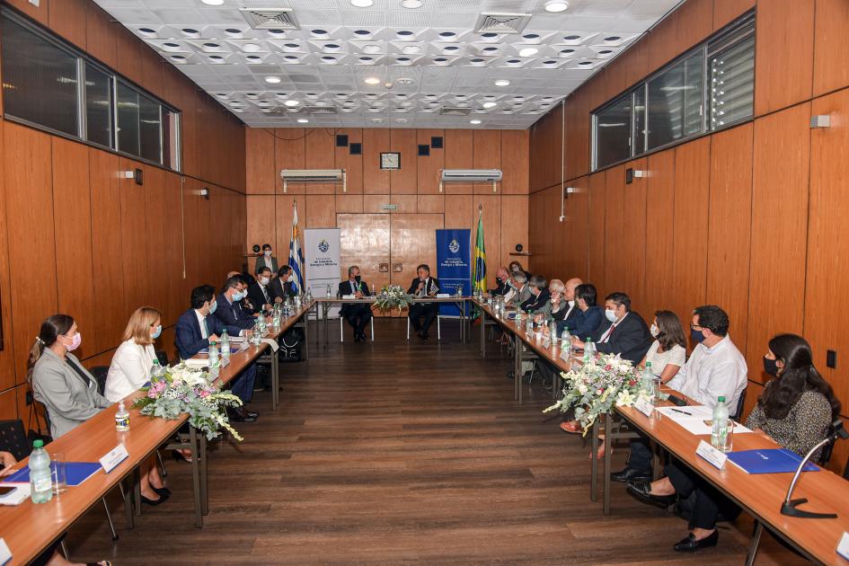 Vista de toda la mesa redonda de trabajo