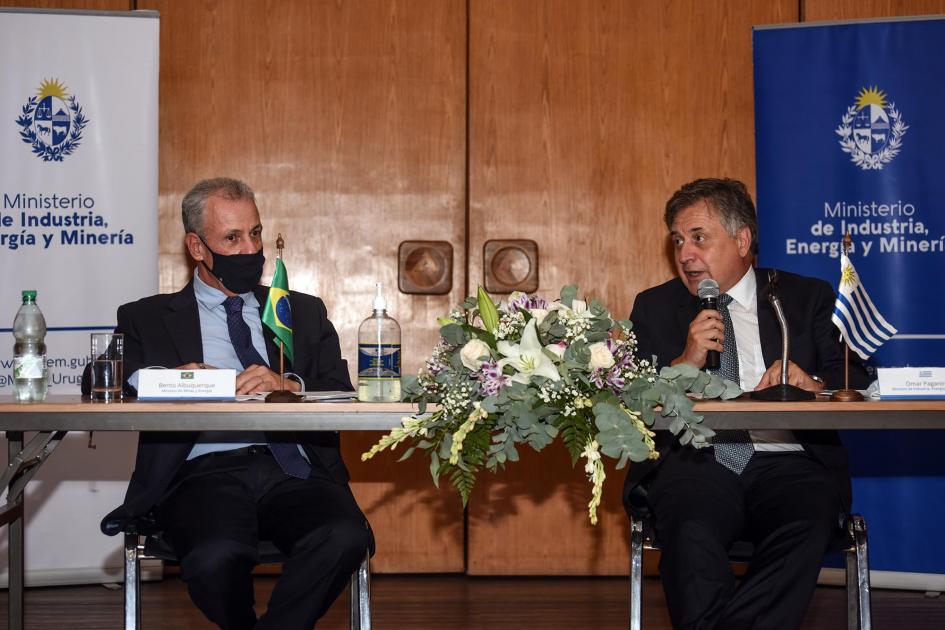 Ministro Omar Paganini y ministro Bento de Albuquerque Habla el ministro Paganini junto a De Albuquerque; detrás, los banners del MIEM