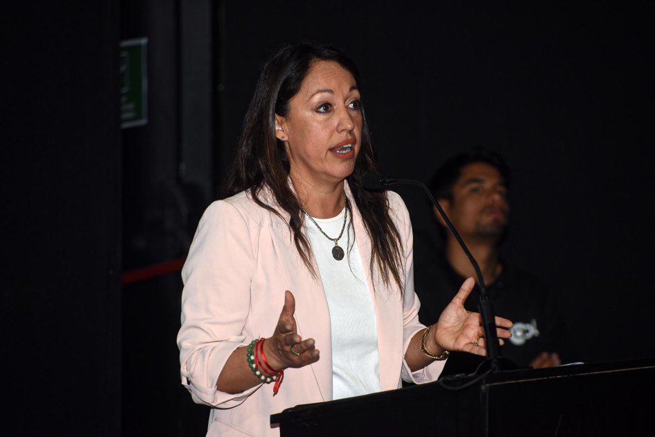 Fernanda Cardona Ministra Cardona habla a micrófono
