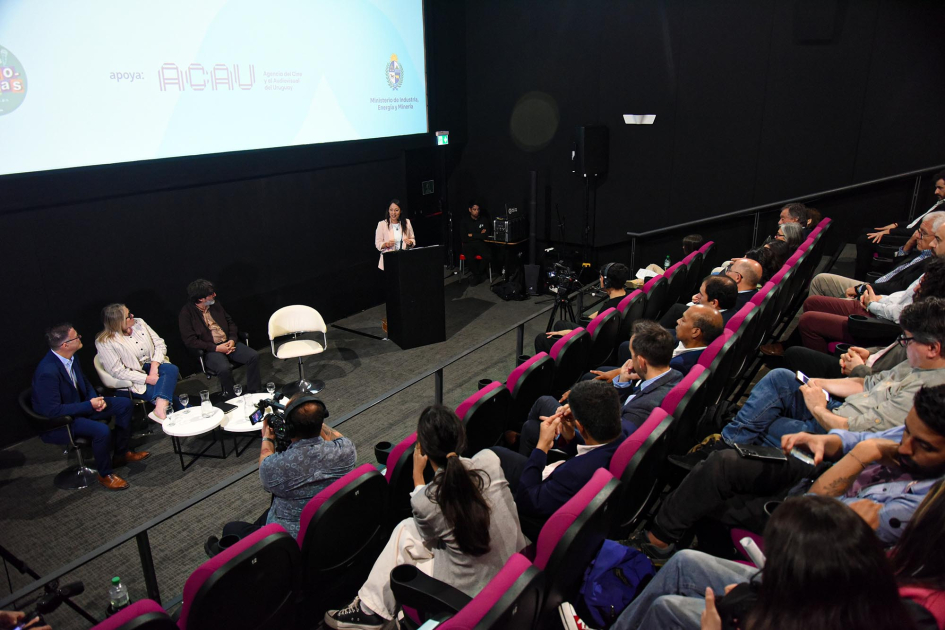 Público y autoridades Publico sentado. Ministra Cardona habla desde atril. En el escenario, Siris, Previtali y Troncoso.