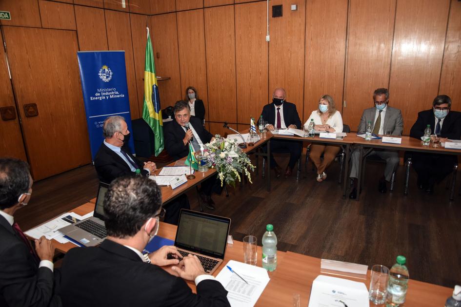 Vista de las delegaciones de un costado de la mesa redonda de trabajo