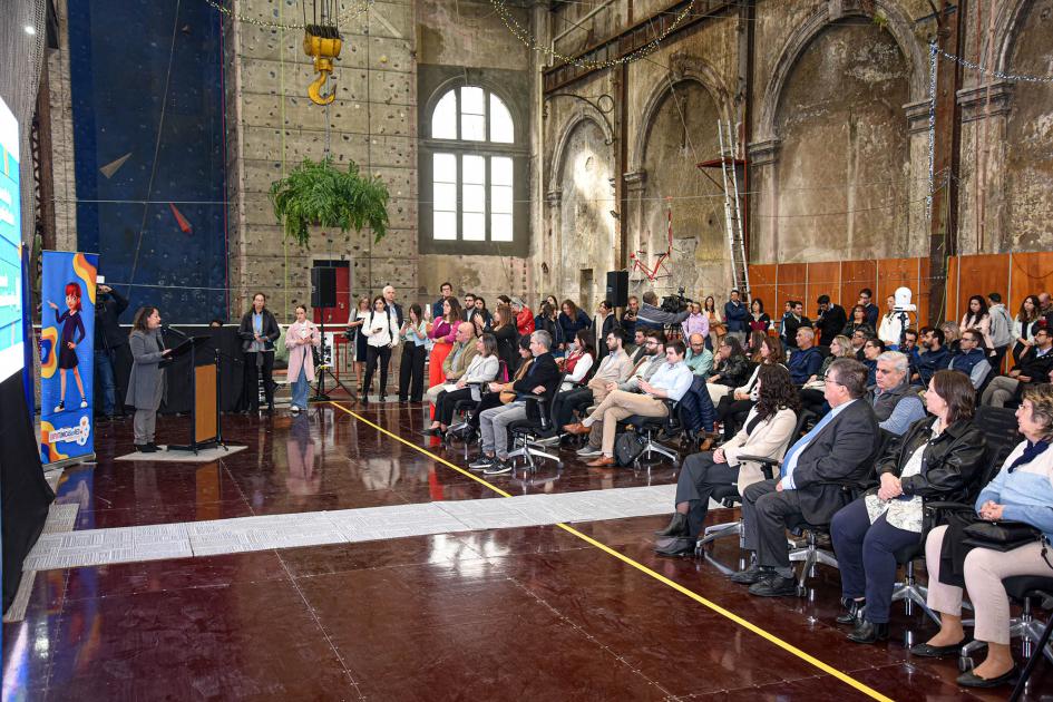 El evento se desarrolló en La Muralla Gran edificio antiguo; público sentado mientras habla la ministra, de pie