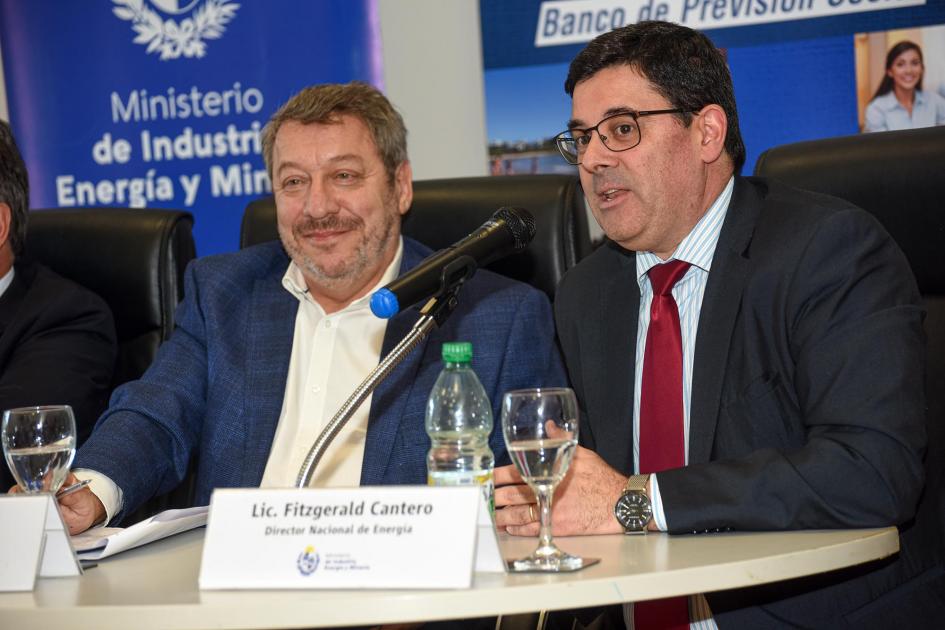 Director Fitzgerald Cantero, junto al presidente del BPS, Alfredo Cabrera Habla Cantero junto a Cabrera en la mesa de autoridades