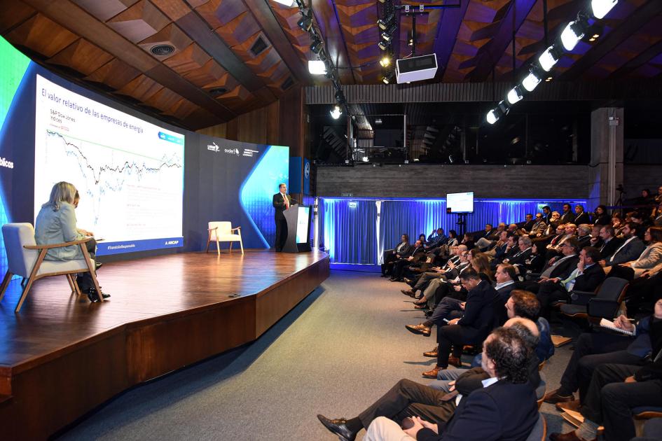 A la izquierda, desde un atril, habla Stipanicic; Emaldi está sentada; a la derecha, el público