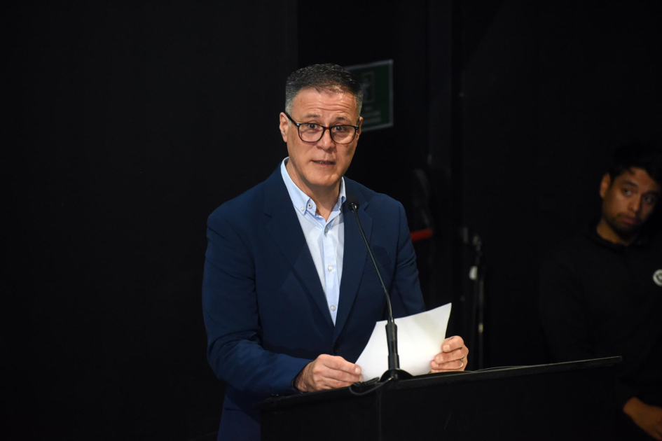 Pablo Siris Pablo Siris habla a micrófono