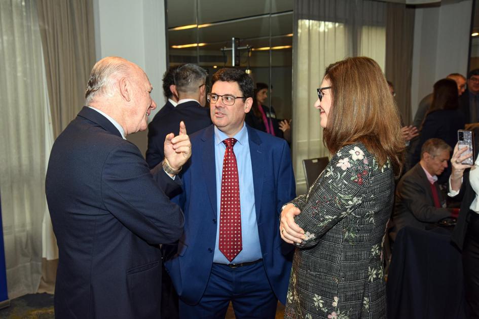 Participaron la ministra Facio, el subsecretario Verri y el exdirector Cantero, hoy en OLADE Facio dialoga con Verri y Cantero, de pie