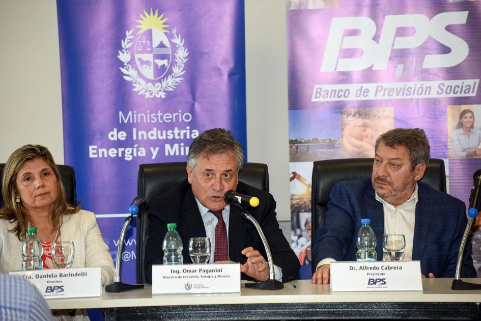 Ministro Omar Paganini Paganini habla junto a Cabrera y Barindelli; detrás, banners del MIEM y el BPS