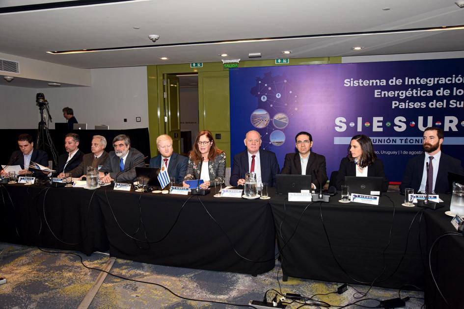 Autoridades del MIEM participaron de la reunión Mesa en que están las autoridades del MIEM