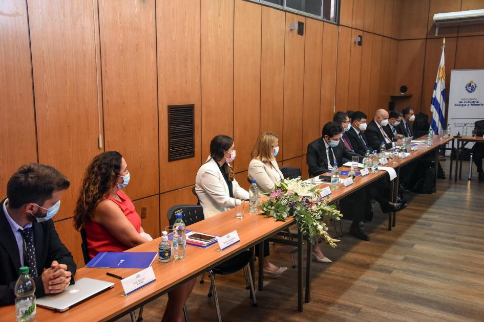 Equipo de trabajo, visto desde un lateral; al fondo hay un banner del MIEM