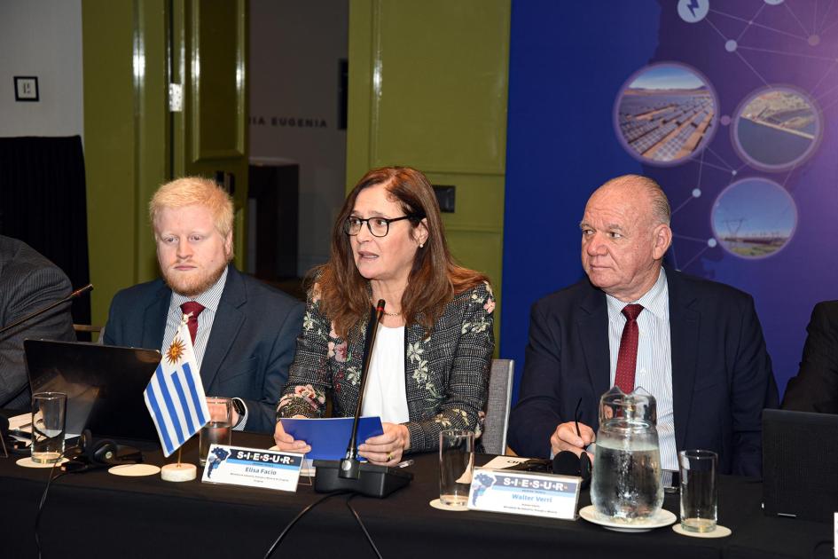 La ministra Elisa Facio expuso en la apertura Ministra Facio habla junto a subsecretario Verri y director Nieves, en mesa de autoridades