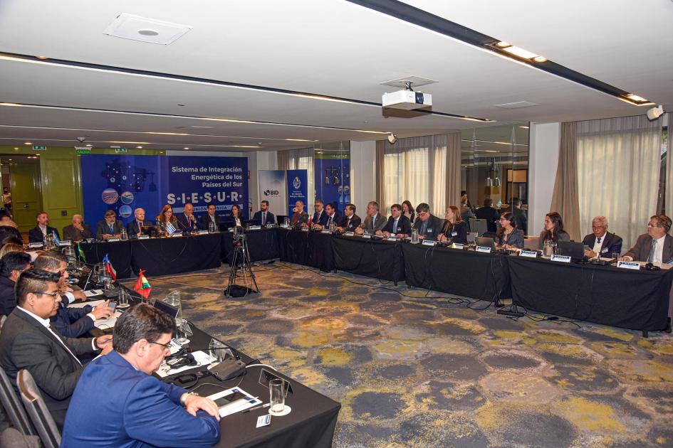 La Reunión técnica de SIESUR se desarrolló en Montevideo Tres mesas en forma de "u", con representantes de los países de SIESUR