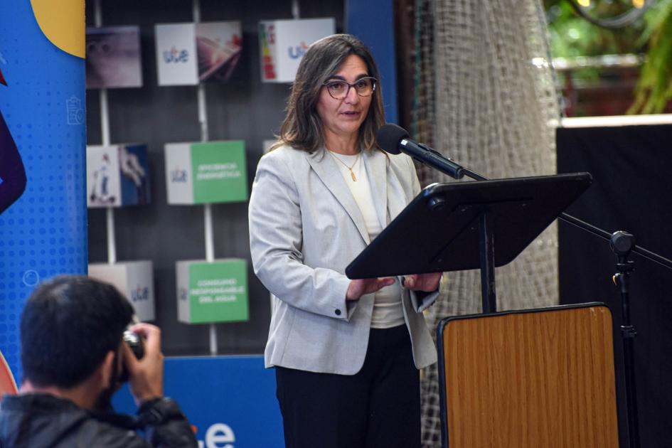 Presidenta de UTE, Andrea Cabrera Cabrera habla desde un atril