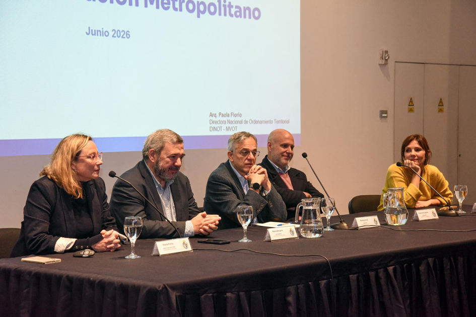 En mesa de autoridades, habla Arim