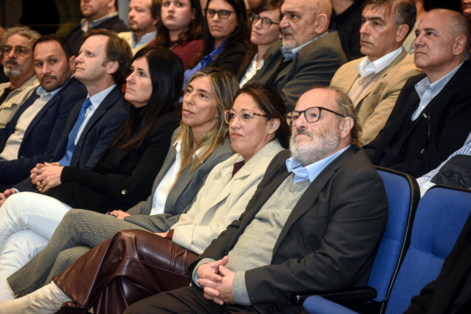 Público, sentado; en primera fila, ministra Cardona y subsecretario Olesker