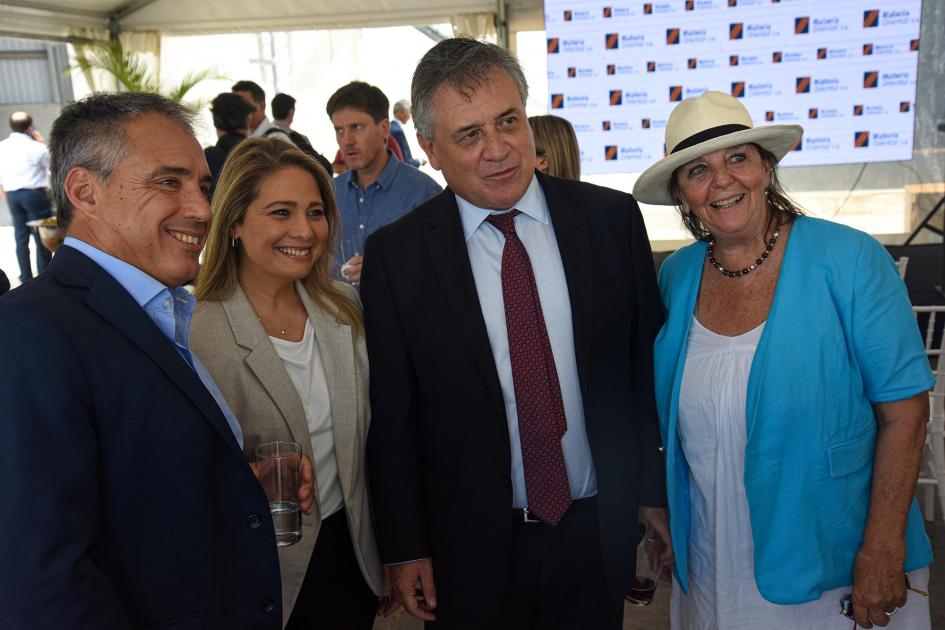 Las autoridades dialogaron con los empresarios durante el evento Paganini, Pecoy, Teresa Aishemberg y otro hombre posan para la foto; detrás hay pantalla con logos