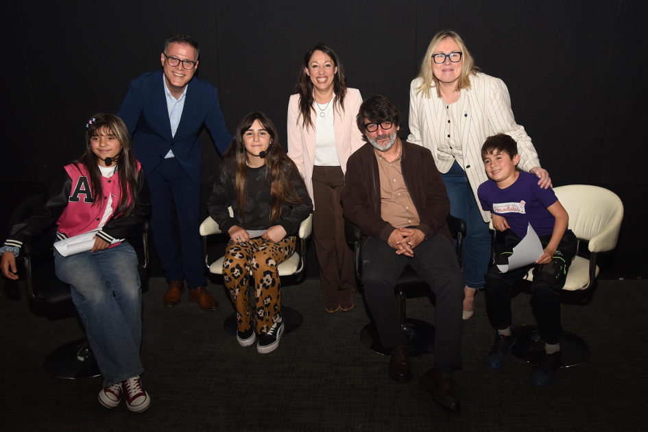 Pablo Siris, Fernanda Cardona, Gisella Previtali, Césaro Tronocos y niñas y niño Pablo Siris, Fernanda Cardona, Gisella Previtali, Césaro Tronocos y niñas y niño periodistas