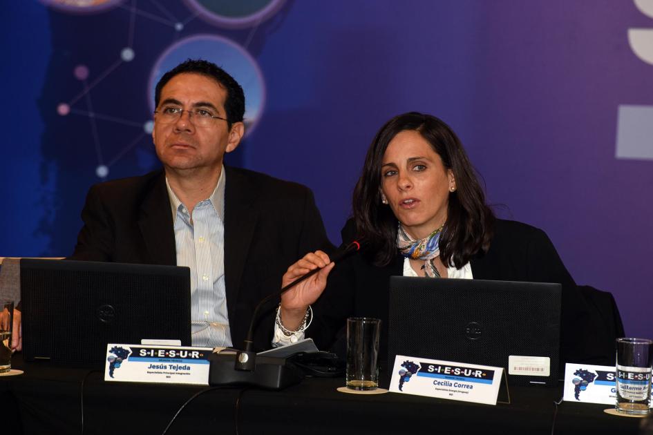Participantes en la Reunión técnica de SIESUR Mujer habla junto a un hombre