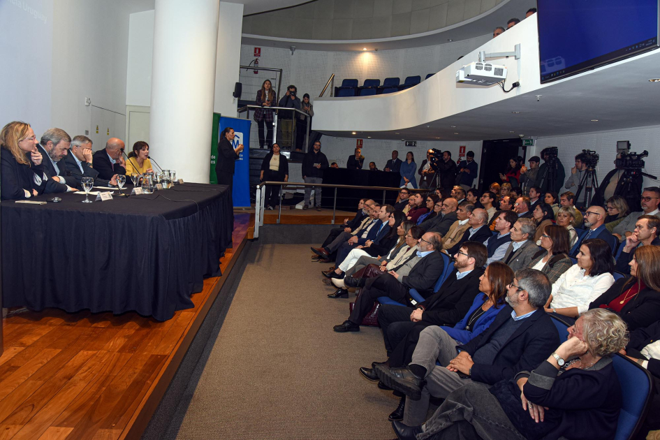 Mesa de autoridades; enfrente, público