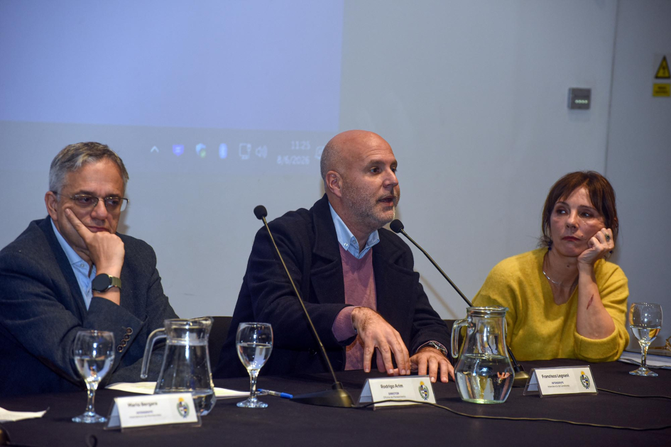 Legnani habla junto a Schroeder y Arim