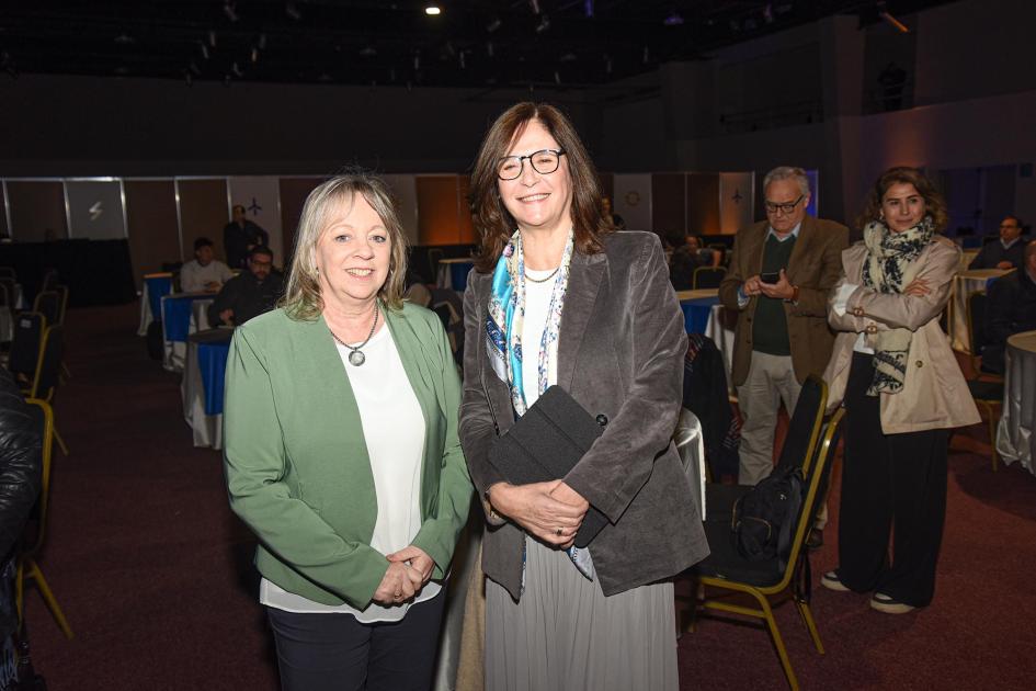 Ministra Elisa Facio y presidenta de UTE, Silvia Emaldi Ministra Elisa Facio y presidenta Silvia Emaldi; ambas, sonrientes y de pie