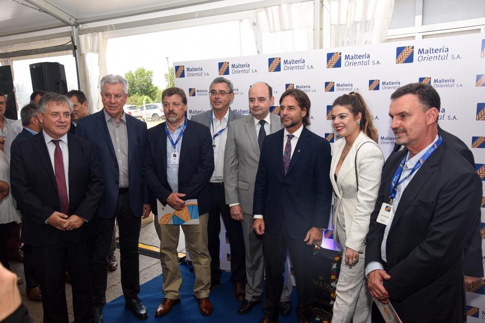Autoridades y representantes de la empresa Autoridades, incluyendo Lacalle Pou y Paganini, posan con representantes de la empresa
