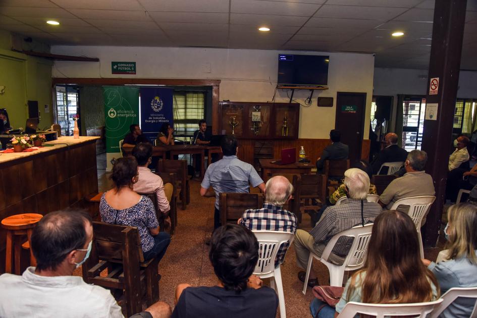 Público Público presente, visto de atrás; al fondo, mesa de oradores