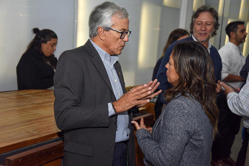 Ministra Fernanda Cardona y ministro Juan Castillo Cardona dialoga con Juan Castillo