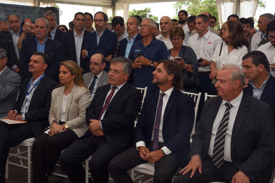 Público; en primera fila, Lacalle Pou, Paganini, Pecoy y representantes de la empresa