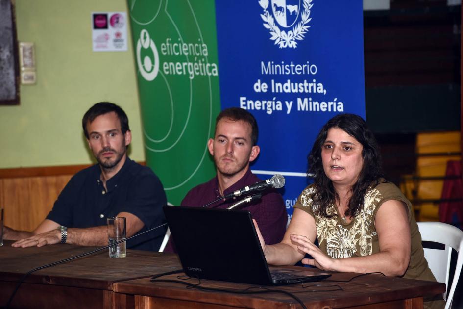 Técnicos que realizaron las consultorías Técnicos que realizaron las consultorías, en una mesa; detrás, banners del MIEM y Efic. Energética